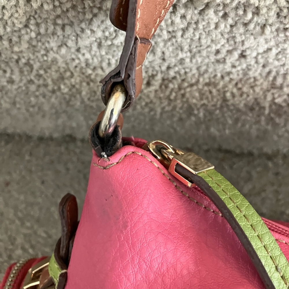 IN GREAT CONDITION! LIZ CLAIBORNE HOT PINK VEGAN LEATHER SHOULDER BAG HANDBAG - Picture 5 of 11